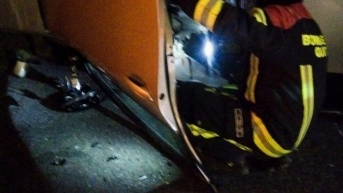 Uno de los bomberos atendió la emergencia en las avenidas Edmundo Carvajal y Brasil, norte de Quito. (Cortesía del CBQ)