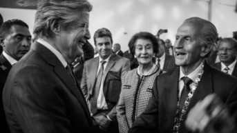 Guillermo Lasso saluda con Rodrigo Borja. (Cuenta X @LassoGuillermo)