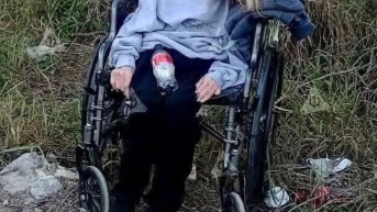 Una anciana en silla de ruedas en la vía hacia playa Bagdad. (Redes sociales)