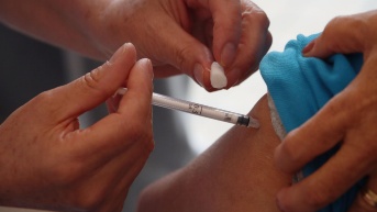 Imagen referencial para graficar una vacunación en Ecuador. (API)