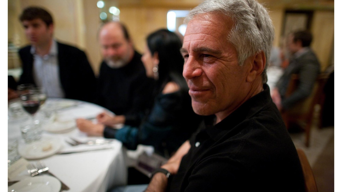 18/12/2025. Fotografía sin fecha específica de toma, publicada por los demócratas del Comité de Supervisión de la Cámara Baja (Oversight Dems), donde aparece Jeffrey Epstein durante una cena. (Oversight Dems / EFE)