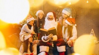 Niños con Papá Noel en la Novena. (Freepik)