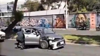 El auto en el que se transportaban las víctimas. (Redes sociales)