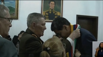 Nicolás Maduro recibiendo el premio de Arquitecto de la Paz. (@agusantonetti)