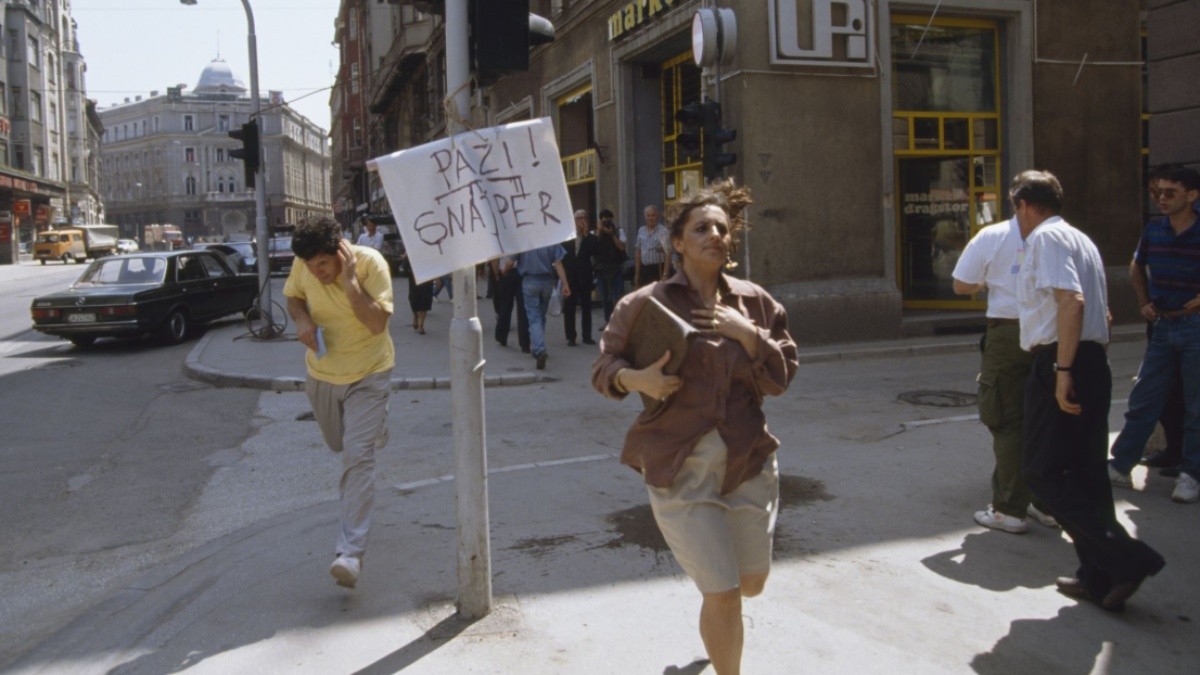 Civiles bosnios huyen de los disparos de un francotirador en las calles de Sarajevo. (Patrick Robert/Sygma/CORBIS/Sygma)