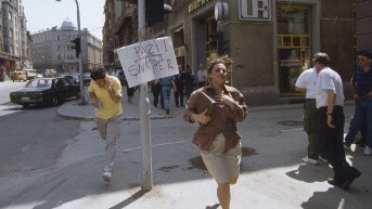 Civiles bosnios huyen de los disparos de un francotirador en las calles de Sarajevo. (Patrick Robert/Sygma/CORBIS/Sygma)