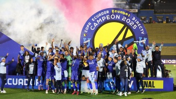 Jugadores de Universidad Católica celebran tras quedar campeones de la Copa Ecuador (API)