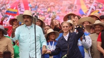 El presidente de Venezuela, Nicolás Maduro (i), pronuncia un discurso junto a su esposa, Cilia Flores, durante una marcha el miércoles, en Caracas (Venezuela). (MIGUEL GUTIÉRREZ / EFE)
