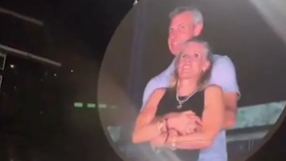 Kristin Cabot y Andy Byron en la pantalla gigante en medio de un recital de Coldplay.