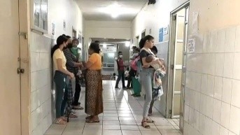 Imagen de madres de familia con sus bebés en un centtro de salud. (Televistazo)