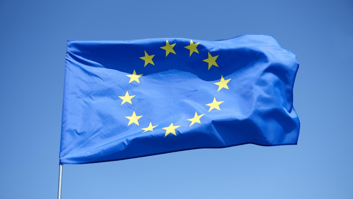 Bandera de la Unión Europea en Frankfurt, Alemania. (Anna Bizon/Freepick)