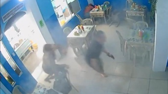 Imagen de un ataque armado en una picantería de Urdenor, norte de Guayaquil. (Redes sociales)