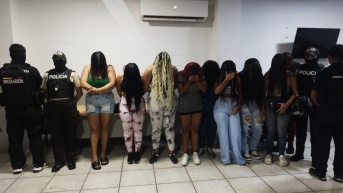 Imagen de mujeres extranjeras retenidas en el centro de Guayaquil. (Policía Nacional)
