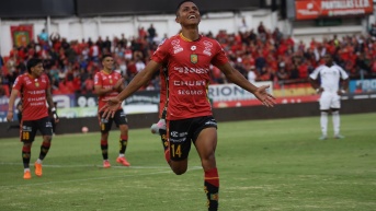 Deportivo Cuenca clasificó a la Copa Sudamericana 2026, tras golear a Emelec. (API)