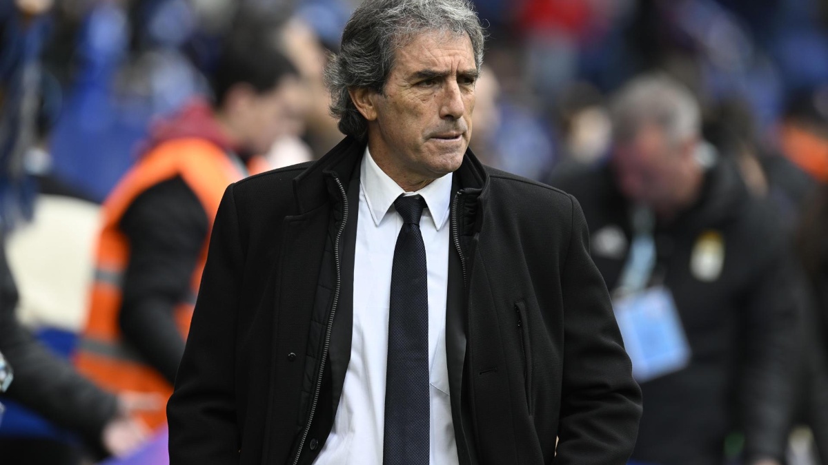 El entrenador del Real Oviedo, Guillermo Almada, durante el encuentro de Liga que disputaron Real Oviedo y Celta de Vigo en el estadio Carlos Tartiere de Oviedo. (EFE)