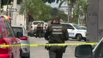 Imagen de agentes de Criminalística en los exteriores de una picanteria de Guayaquil, tras un ataque armado. (Televistazo)