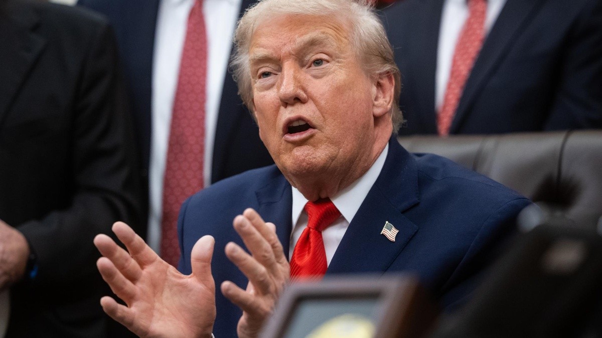 La polémica en torno al caso Epstein escaló cuando internautas denunciaron la eliminación de contenido y fotografías relacionadas con Trump del portal del Departamento de Justicia de EE. UU. (Francis Chung / POOL / EFE)