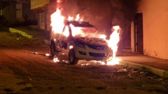 Foto de un auto incendiado en Esmeraldas, la madrugada de este 21 de diciembre de 2025. (Cortesía)