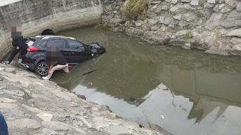 Imagen de un carro encunetado tras chocar contra una moto en la vía Durán-Yaguachi. (ECU 911/Prefectura del Guayas)