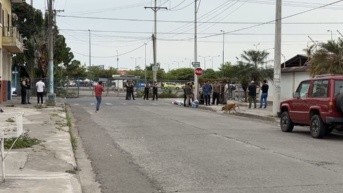 Imagen de policías y ciudadanos reunidos tras hallar una cabeza humana en las inmediaciones de la cárcel de Machala. (Cortesía)