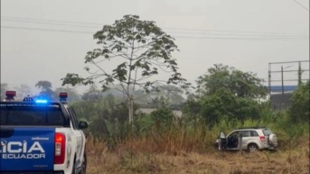 Imagen del carro donde fueron asesinadas cuatro personas. (Televistazo)