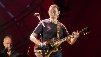 El cantautor y guitarrista de blues británico Chris Rea actúa durante un concierto el 6 de noviembre de 2017, en la Arena deportiva Papp Laszlo en Hungría. (Balazs Mohai / EFE)