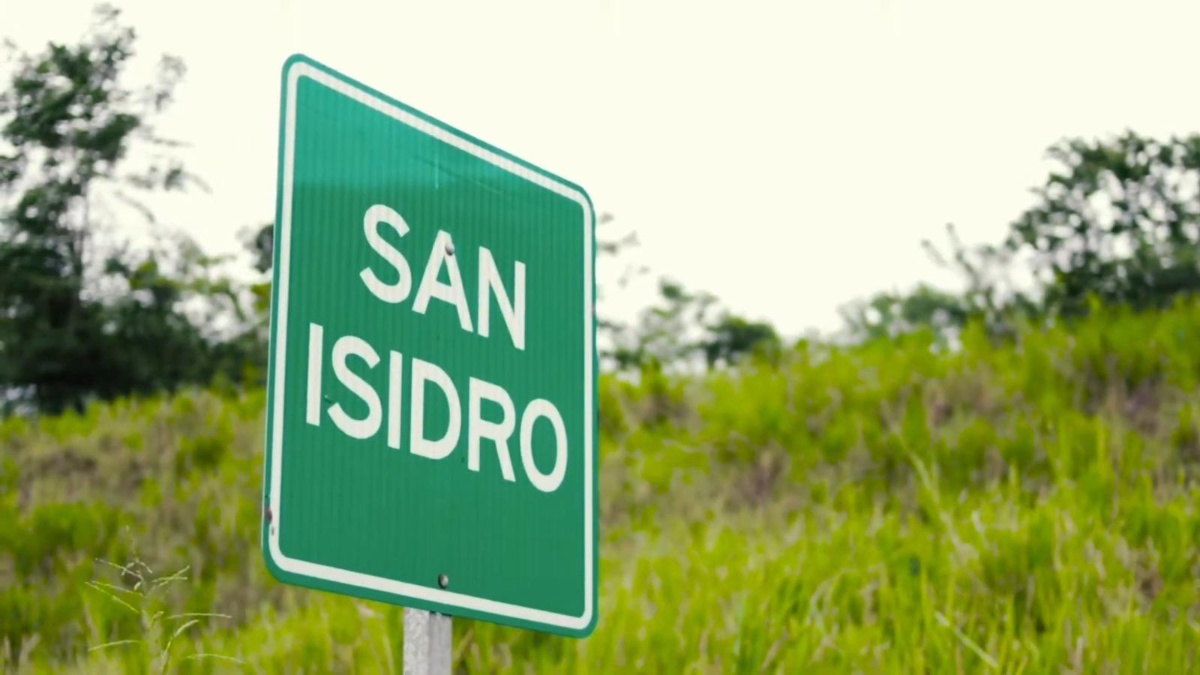 Foto de un cartel ubicado en la parroquia San Isidro, del cantón Sucre, en la provincia de Manabí. (Redes sociales del Parlamento Andino)