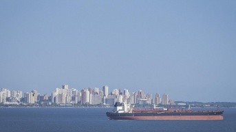 Fotografía que muestra una embarcación petrolera navegando Cabimas, Venezuela. (EFE)