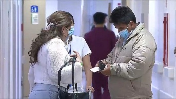Imagen de dos personas con mascarilla en un hospital. (Televistazo)