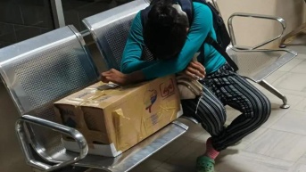 Yawa Sumpa viajó tres horas en un autobús con los restos de su hija hasta la localidad de Taisha.