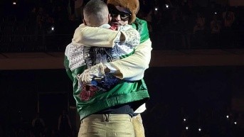 Bad Bunny y J Balvin compartiendo un abrazo el 21 de diciembre, en el Estadio GNP Seguros, CDMX. (RRSS)