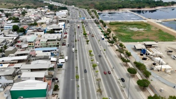 La Alcaldía señaló que hasta enero prevé completar la instalación de 654 luminarias. (Municipio de Guayaquil)