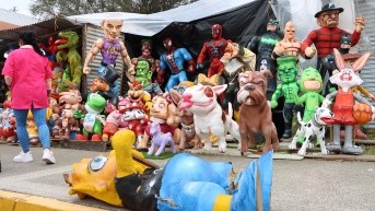 Miércoles 27 de diciembre de 2023. Venta de monigotes en Quito. (API)