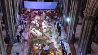 ACOMPAÑA CRÓNICA: ECUADOR NAVIDAD AME9935. QUITO (ECUADOR), 22/12/2025.- Fotografía del 11 de diciembre de 2025 que muestra el pesebre más grande de Sudamérica exhibido en la Basílica del Voto Nacional en Quito (Ecuador). (Juan Francisco Chávez / EFE)