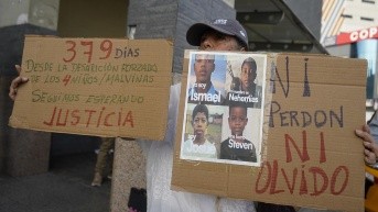 Guayaquil, lunes 22 de diciembre de 2025. Plantón de amigos y familiares por el caso Las Malvinas. (API)