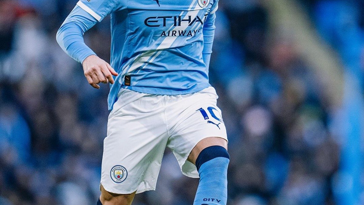 Rayan Cherki en un partido con el Manchester City (Foto: Internet)