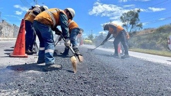 Imagen referencial de obreros trabajando en repavimentación, en Quito. (Cortesía de Quito Informa)