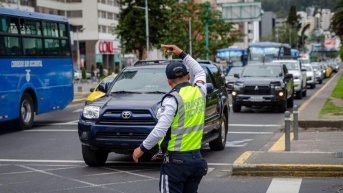 Los agentes civiles de tránsito se ubican en zonas estratégicas de la urbe, este 23 de diciembre. (Cortesía de Quito Informa)