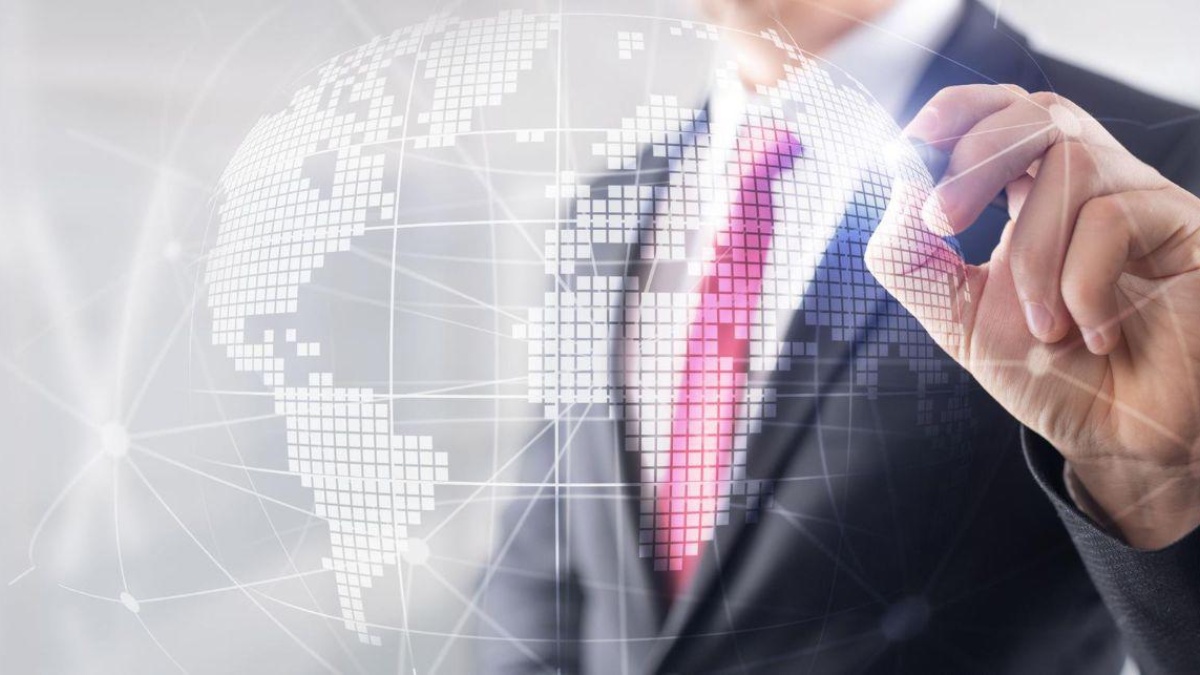 Imagen referencial de una persona señalando los índices del riesgo país. (Cortesía del Ministerio de Finanzas)