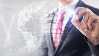 Imagen referencial de una persona señalando los índices del riesgo país. (Cortesía del Ministerio de Finanzas)