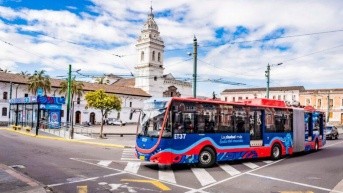 Uno de los nuevos trolebuses circulando en la Plaza de Santo Domingo, en Quito. (Cortesía de Quito Informa)
