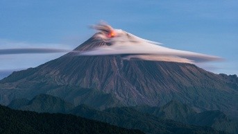 Fotografía del volcán Sangay finalista para La Copa Mundial de Fotografía 2026. (Lenin Iza)