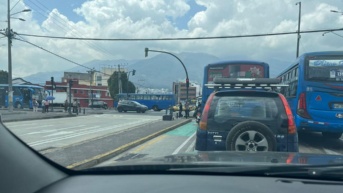 Tráfico vehicular pesado en la avenida El Inca y 6 de Diciembre. (Tomada de la cuenta de X @AndresPachanoM)