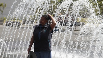 Foto de registro de mujer con calor en Quito. (API)