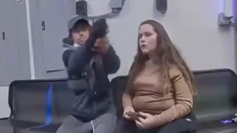 Captura de imagen del video donde un hombre intentó disparar a un policía en EE. UU. (Redes sociales)