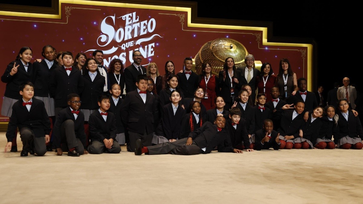 MADRID, 22/12/2025.- Los niños de San Ildefonso posan tras la celebración del Sorteo Extraordinario de Navidad este lunes en el Teatro Real de Madrid. EFE/Chema Moya (Chema Moya / EFE)