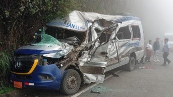 Bomberos de Cuenca, personal del Ministerio de Salud Pública (MSP) y uniformados de la Comisión de Tránsito del Ecuador (CTE) atendieron la emergencia. (Cortesía)