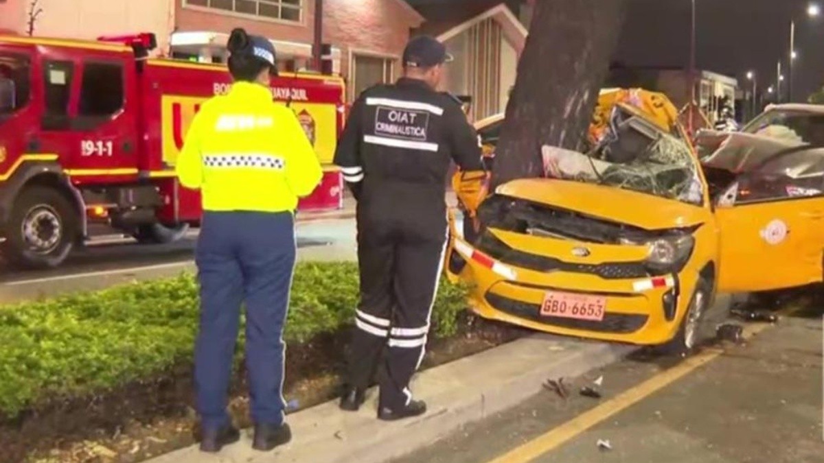 Fotografía del siniestro de tránsito que dejó a un taxista atrapado en Guayaquil. (Televistazo)