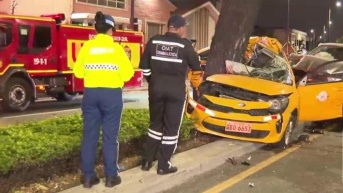 Fotografía del siniestro de tránsito que dejó a un taxista atrapado en Guayaquil. (Televistazo)