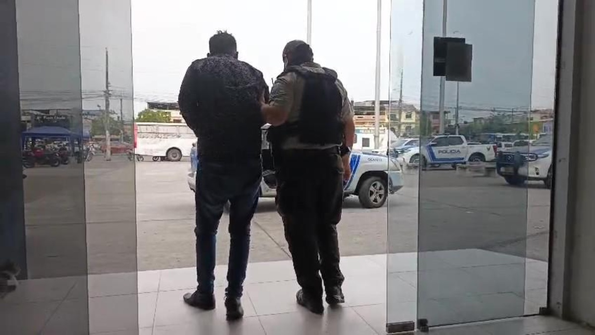 Imagen de un hombre detenido por el intento de femicidio de su expareja, en el norte de Guayaquil. (Televistazo)